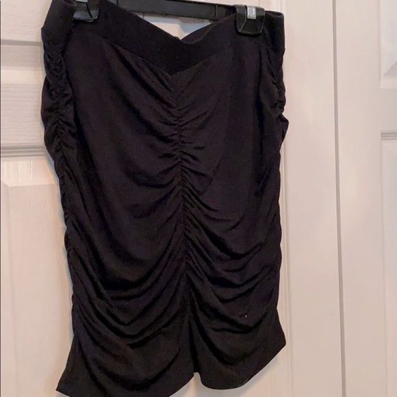 🌟2/$20🌟 Ruched black stretchy skirt - Picture 3 of 3